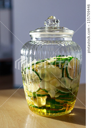 用新鮮生薑和蜂蜜自製的檸檬水 | 製作過程中存放於罐中 用新鮮生薑和蜂蜜自製的檸檬水 | 製作過程中存放於罐中 135709446