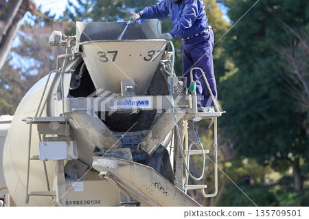 Agitator truck (concrete mixer truck) Agitator truck (concrete mixer truck) 135709501