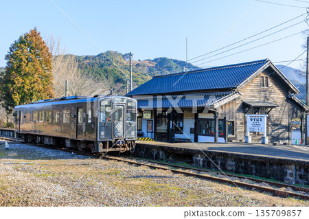 冬季的湯須原車站和列車(黑銀色),福岡縣田川郡 冬季的湯須原車站和列車(黑銀色),福岡縣田川郡 135709857