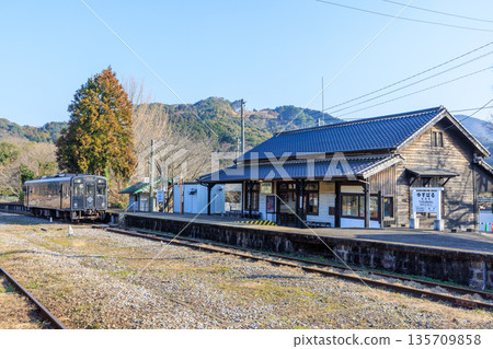 冬季的湯須原車站和列車(黑銀色),福岡縣田川郡 冬季的湯須原車站和列車(黑銀色),福岡縣田川郡 135709858