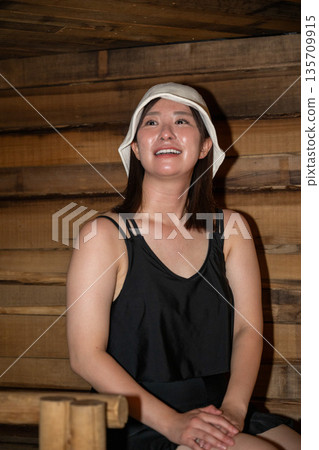 年輕女子在桑拿房放鬆,地點:山梨縣八岳市 年輕女子在桑拿房放鬆,地點:山梨縣八岳市 135709915