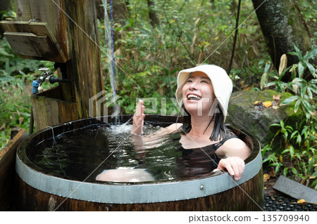 年輕女子在桑拿房放鬆,地點:山梨縣八岳市 年輕女子在桑拿房放鬆,地點:山梨縣八岳市 135709940