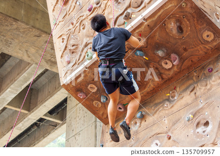 挑戰極限的人工岩壁攀登運動 挑戰極限的人工岩壁攀登運動 135709957