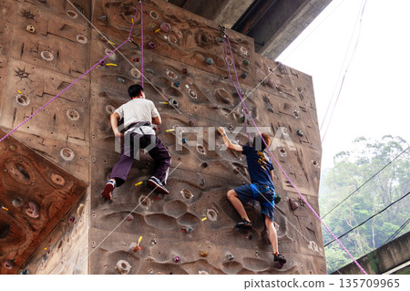 挑戰極限的人工岩壁攀登運動 挑戰極限的人工岩壁攀登運動 135709965