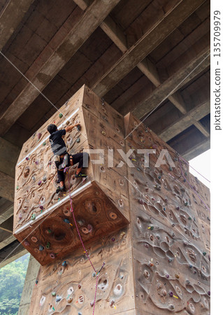 挑戰極限的人工岩壁攀登運動 挑戰極限的人工岩壁攀登運動 135709979