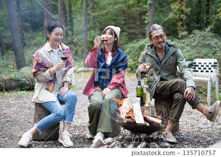 Men and women enjoying a barbecue, Yatsugatake, Yamanashi Men and women enjoying a barbecue, Yatsugatake, Yamanashi 135710757