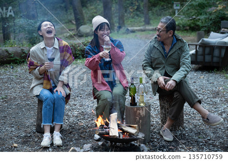 Men and women enjoying a barbecue, Yatsugatake, Yamanashi Men and women enjoying a barbecue, Yatsugatake, Yamanashi 135710759