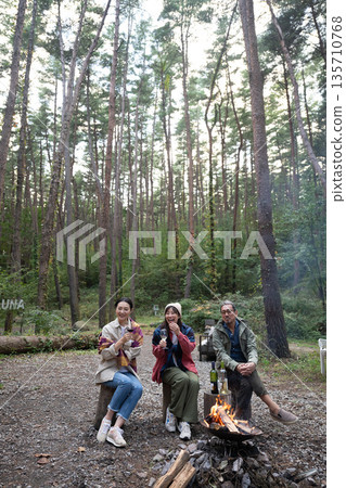 Men and women enjoying a barbecue, Yatsugatake, Yamanashi Men and women enjoying a barbecue, Yatsugatake, Yamanashi 135710768