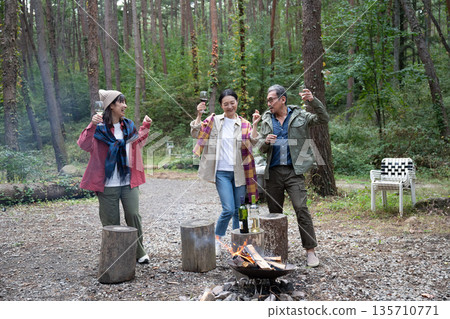 Men and women enjoying a barbecue, Yatsugatake, Yamanashi Men and women enjoying a barbecue, Yatsugatake, Yamanashi 135710771