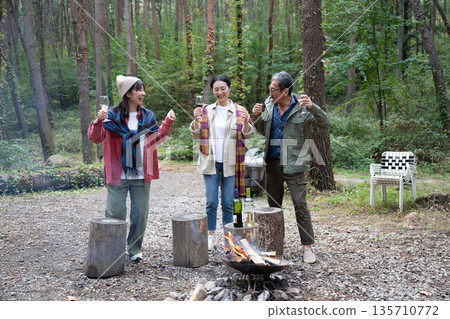 Men and women enjoying a barbecue, Yatsugatake, Yamanashi Men and women enjoying a barbecue, Yatsugatake, Yamanashi 135710772