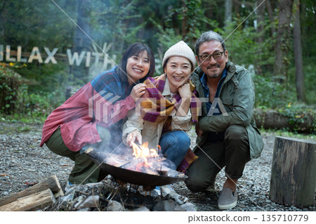 Men and women enjoying a barbecue, Yatsugatake, Yamanashi Men and women enjoying a barbecue, Yatsugatake, Yamanashi 135710779