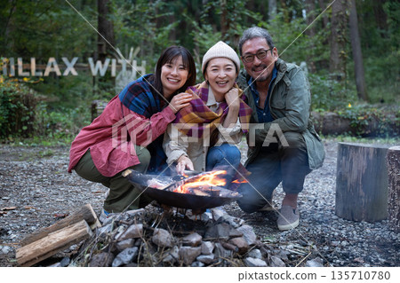 Men and women enjoying a barbecue, Yatsugatake, Yamanashi Men and women enjoying a barbecue, Yatsugatake, Yamanashi 135710780