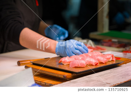 深受外國遊客歡迎的日本市場 135710925