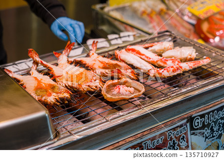 深受外國遊客歡迎的日本市場 135710927