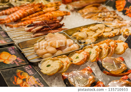 深受外國遊客歡迎的日本市場 135710933