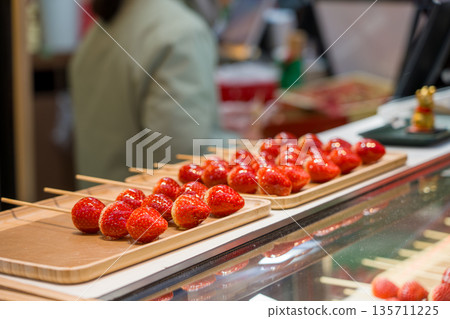 位於日本熱門市場的草莓糖果店 135711225