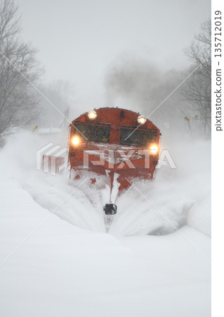 一列清雪列車正在清理宗谷本線的積雪。 一列清雪列車正在清理宗谷本線的積雪。 135712019
