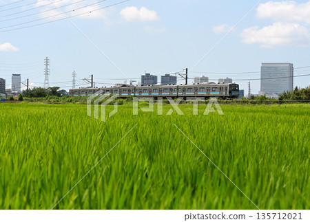相模線列車行駛時,背景是海老名站周圍的建築群。 相模線列車行駛時,背景是海老名站周圍的建築群。 135712021