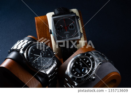 Luxury watch 135713609