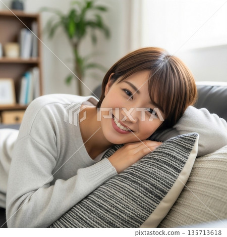 放鬆在客廳的沙發上的年輕女子 135713618