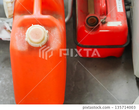 紅色煤油塑膠罐和汽油罐 紅色煤油塑膠罐和汽油罐 135714003