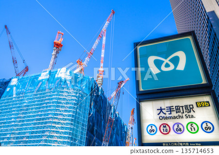 New Tokyo cityscape in Japan: Otemachi Station. TOKYO TORCH: Huge cranes in Otemachi. Tokiwabashi redevelopment… 135714653