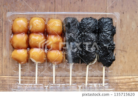 塑膠盒裝的團子串:芝麻團子和御手洗團子 塑膠盒裝的團子串:芝麻團子和御手洗團子 135715620
