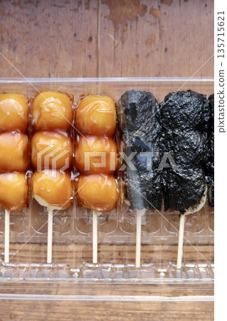 塑膠盒裝的團子串:芝麻團子和御手洗團子 塑膠盒裝的團子串:芝麻團子和御手洗團子 135715621