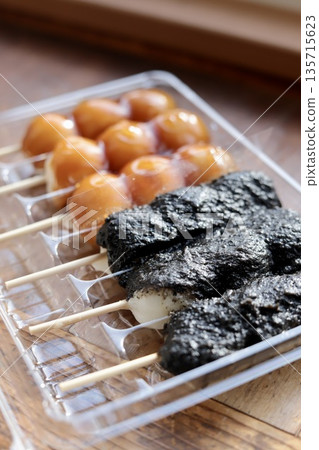 塑膠盒裝的團子串:芝麻團子和御手洗團子 塑膠盒裝的團子串:芝麻團子和御手洗團子 135715623