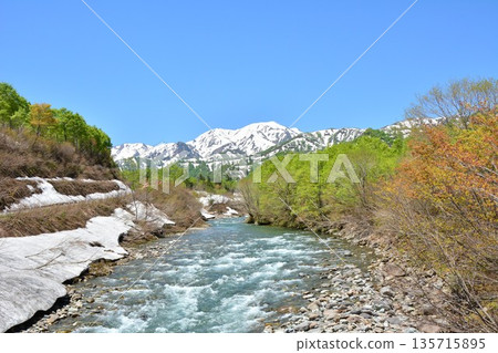 新潟縣魚沼市奧田定銀礦的早春新照片，以及越後三山山脈的殘雪。 135715895