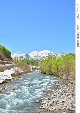 新潟縣魚沼市奧田定銀礦的早春新照片，以及越後三山山脈的殘雪。 135715896