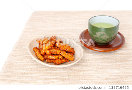 日式醬油口味烤米餅和日式茶 日式醬油口味烤米餅和日式茶 135716455