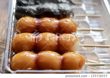 塑膠盒裝串燒餃子：御手洗餃子和芝麻餃子 135716557