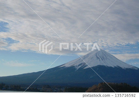 A conversation between "Mount Fuji" and "Clouds" 135716592