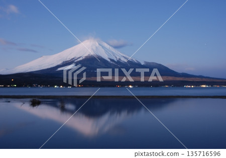 山中湖畔的富士山靜候黎明 山中湖畔的富士山靜候黎明 135716596