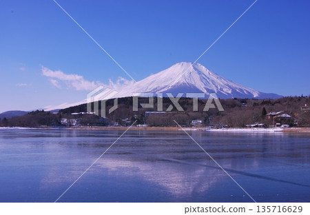 Mount Fuji signals the freezing of Lake Yamanaka 135716629