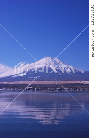 從山中湖和長池湖眺望富士山 從山中湖和長池湖眺望富士山 135716630