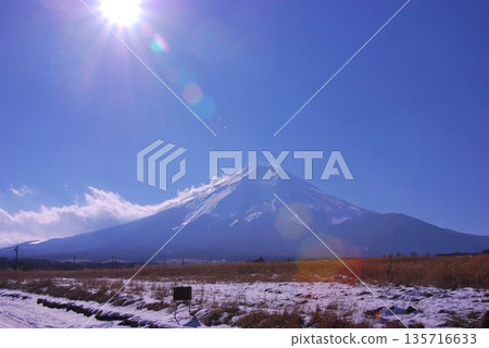 從裏野地區看到的雄偉的富士山日間景色 從裏野地區看到的雄偉的富士山日間景色 135716633