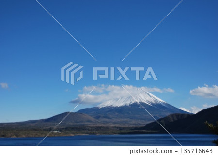 在晴朗的日子裡，富士山聳立在元棲湖畔。 135716643