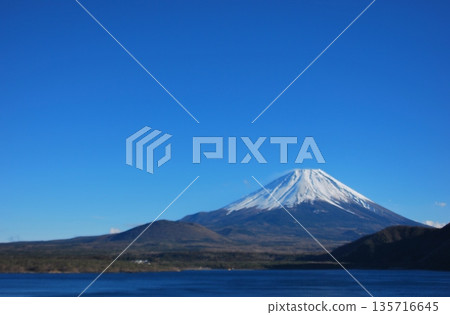 從本棲湖眺望富士山,湛藍的天空熠熠生輝。 從本棲湖眺望富士山,湛藍的天空熠熠生輝。 135716645