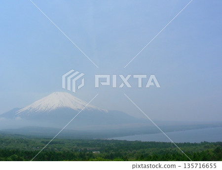 山中湖和富士山隱沒在春霧之中 山中湖和富士山隱沒在春霧之中 135716655