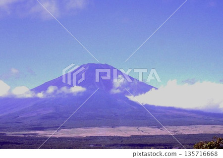 秋季,從山中湖和長池湖畔眺望,富士山沒有積雪,景色宜人。 秋季,從山中湖和長池湖畔眺望,富士山沒有積雪,景色宜人。 135716668