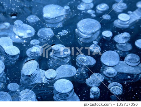 Ice bubbles at Lake Tateiwa 135717050