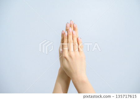 白色背景,一隻女性的手拿著郵件 白色背景,一隻女性的手拿著郵件 135717615