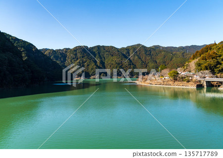 靜岡縣濱松市船明水庫。冬季從夢幻橋眺望水庫。 135717789