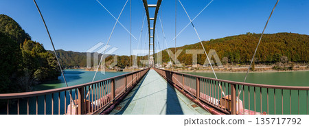 Winter panorama of the Bridge of Dreams at Funaaki Dam Lake, Hamamatsu City, Shizuoka Prefecture 135717792