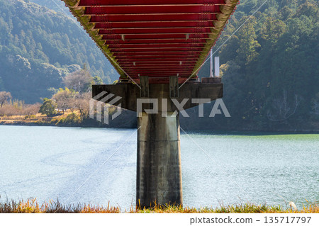 靜岡縣濱松市船明水壩湖冬季夢幻橋橋樑結構與橋墩 135717797