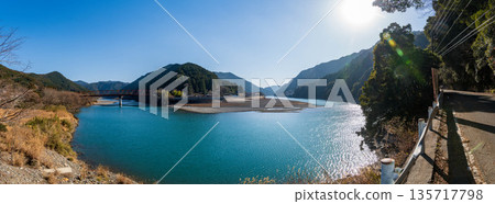 Tenryu River in winter, Yokoyamacho, Tenryu Ward, Hamamatsu City, Shizuoka Prefecture 135717798