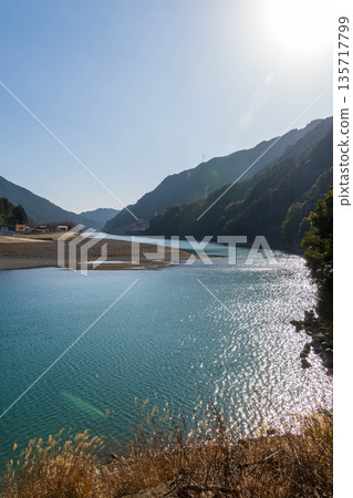 靜岡縣濱松市天龍區橫山町冬季的天龍川 135717799