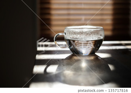 早上起床後第一件事就是喝一杯熱水。 135717816